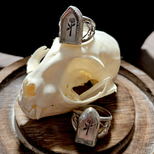 Black Rosen Arch Ring